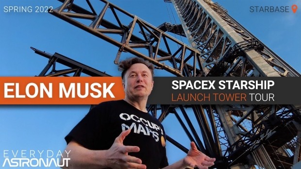 Sigue a Elon Musk en este recorrido por la enorme torre «Mechazilla» de SpaceX