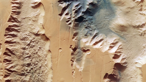 Satellite captures stunning views of Mars' gigantic 'Grand Canyon'
