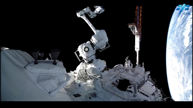 El nuevo brazo robótico de la estación espacial ha sido probado y ofrece vistas impresionantes