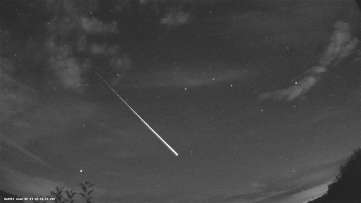 Incredible fireball captured on film streaking across the night sky TrendRadars
