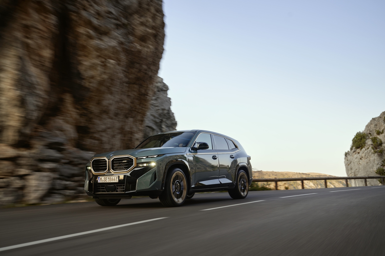 BMW unveils the 2023 XM hybrid SUV, pushing 644 HP and wacky design