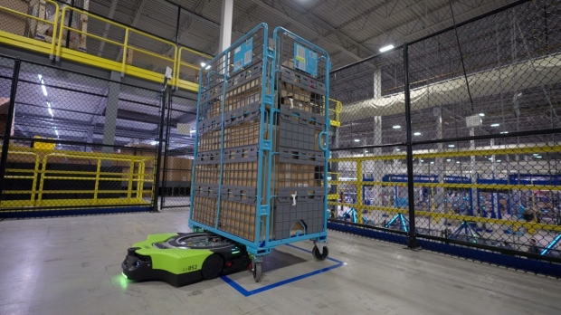 Robots in Amazon warehouses moving closer to replacing human workers 01