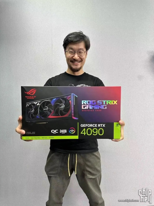 88716_05_asus-rog-strix-geforce-rtx-4090-retail-box-is-ridiculously-huge.jpg