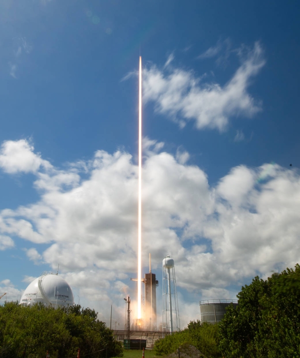 NASA releases incredible photograph of SpaceX light beam 02