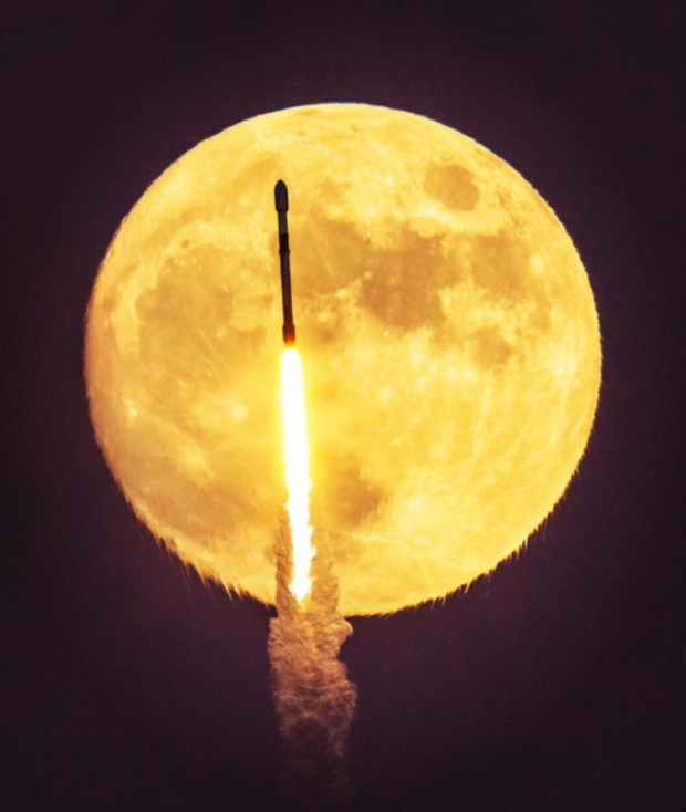 Man captures phenomenal picture of SpaceX rocket in front of full Moon