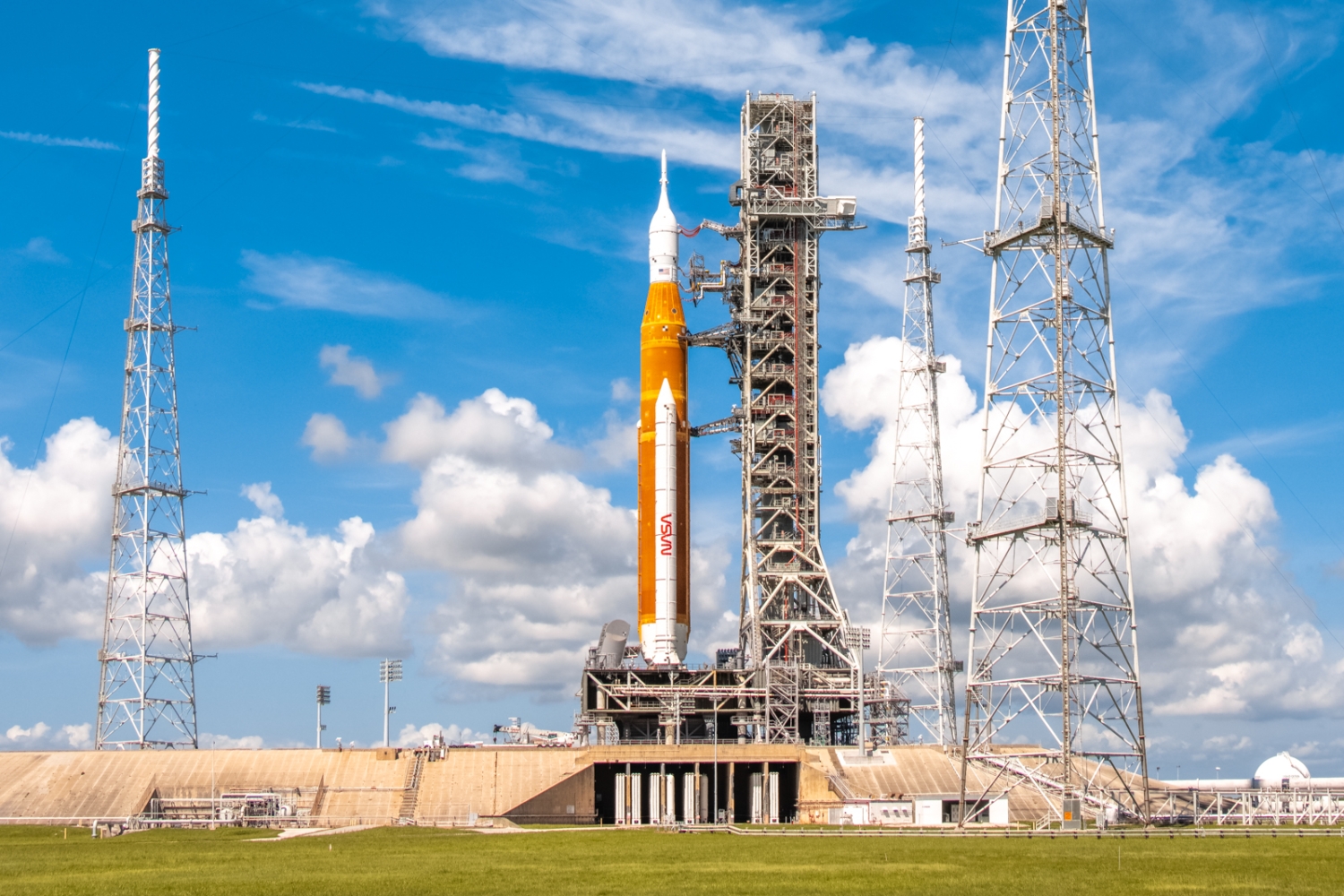 TweakTown Enlarged Image - Space Launch System (SLS) rocket