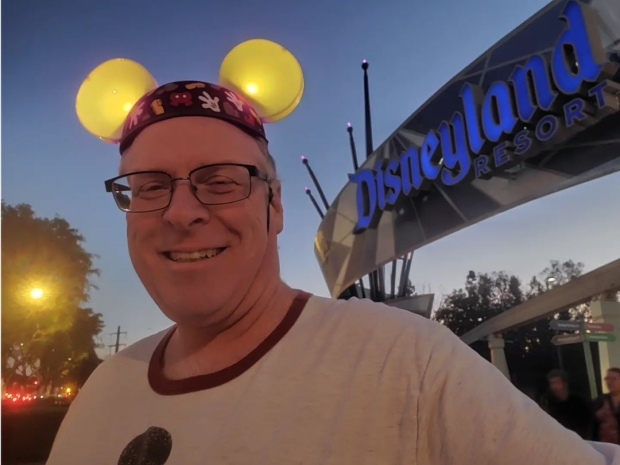 Man sets world record for number of Disneyland visits over 8 years