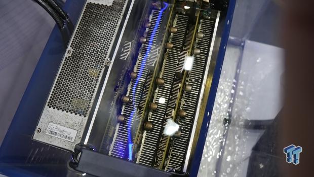 Bitcoin Antminer uočen potpuno uronjen u ohlađeno ulje na Computexu 2023 09058