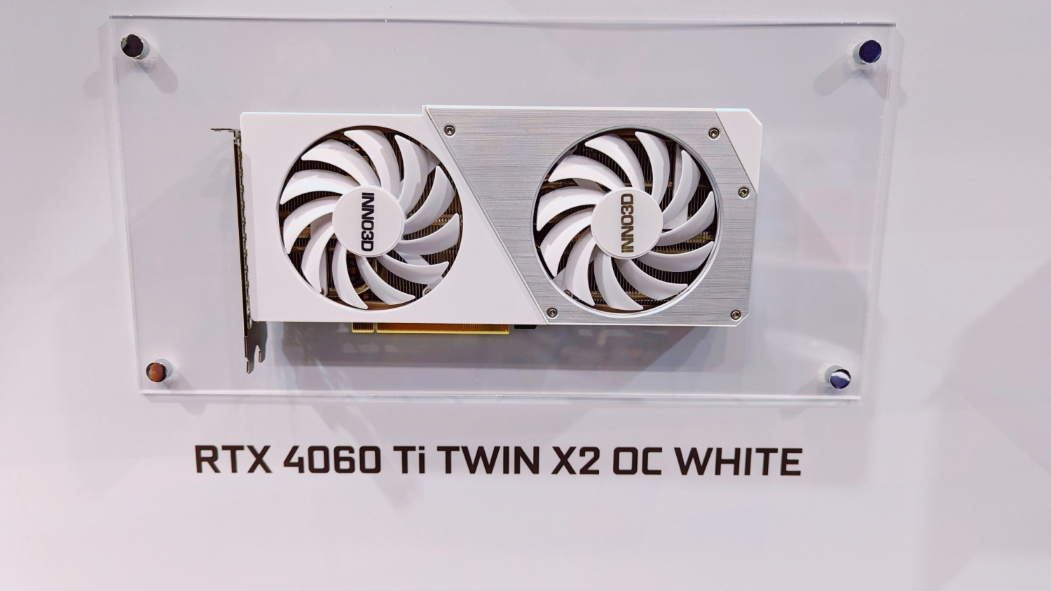 INNO3D GeForce RTX 4060 TWIN X2 OCホワイト INNO3D GEFORCE RTX™ 4060 TWIN X2 OC WHITE | INNO3D