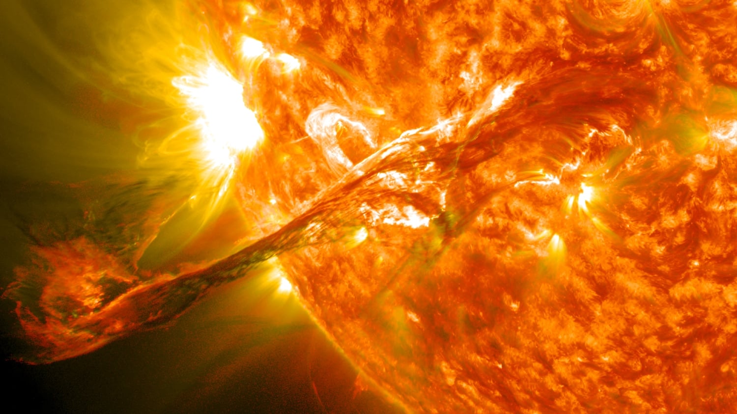 Massive Sun eruption bathes the Earth, Moon and Mars in radiation simultaneously - Vimarsana News