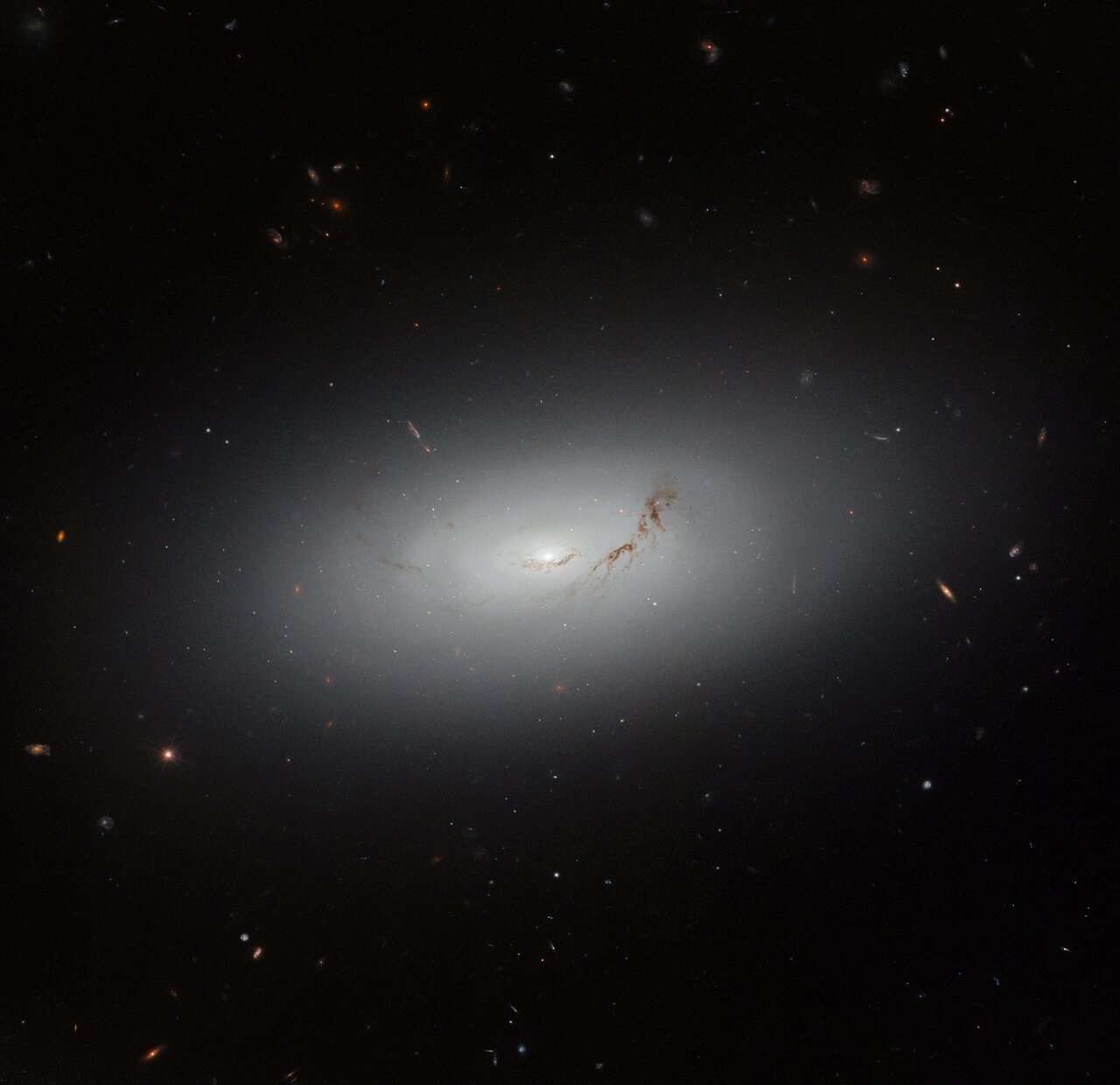 TweakTown Enlarged Image - A large lenticular galaxy 