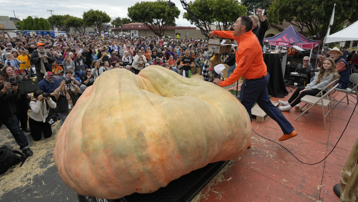 Minnesota man wins 30,000 and sets new record for heaviest pumpkin in