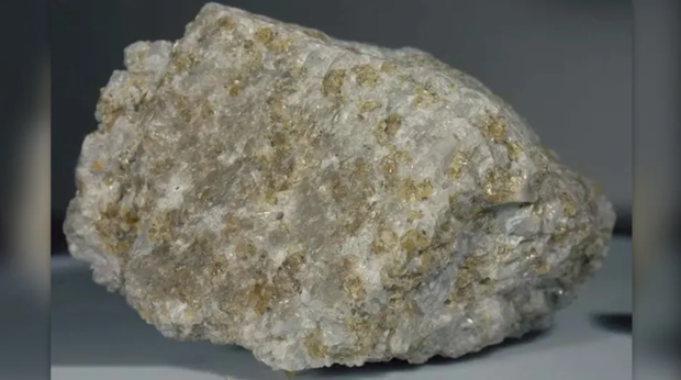 Scientists discover element in Apollo lunar sample that may revolutionize living on the moon 5614