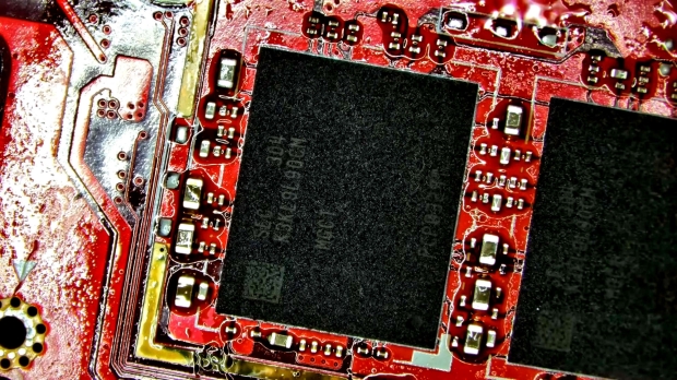 Open Gallery ASUS ROG Ally RAM, LPDDR5 on the left, LPDDR5X on the right (source: SlickBuys Mods and Repairs)