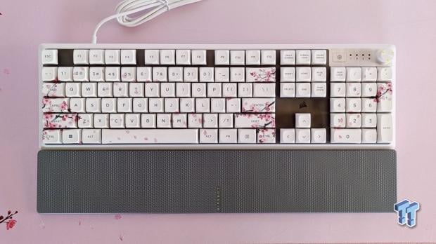 Refreshing the Corsair K70 Core mechanical keyboard with Cherry Blossom keycaps and mousepad 07