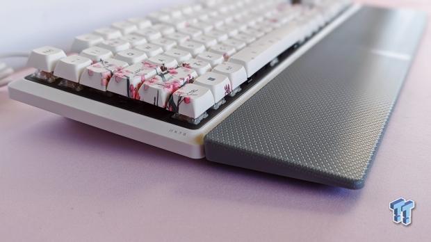 Refreshing the Corsair K70 Core mechanical keyboard with Cherry Blossom keycaps and mousepad 08