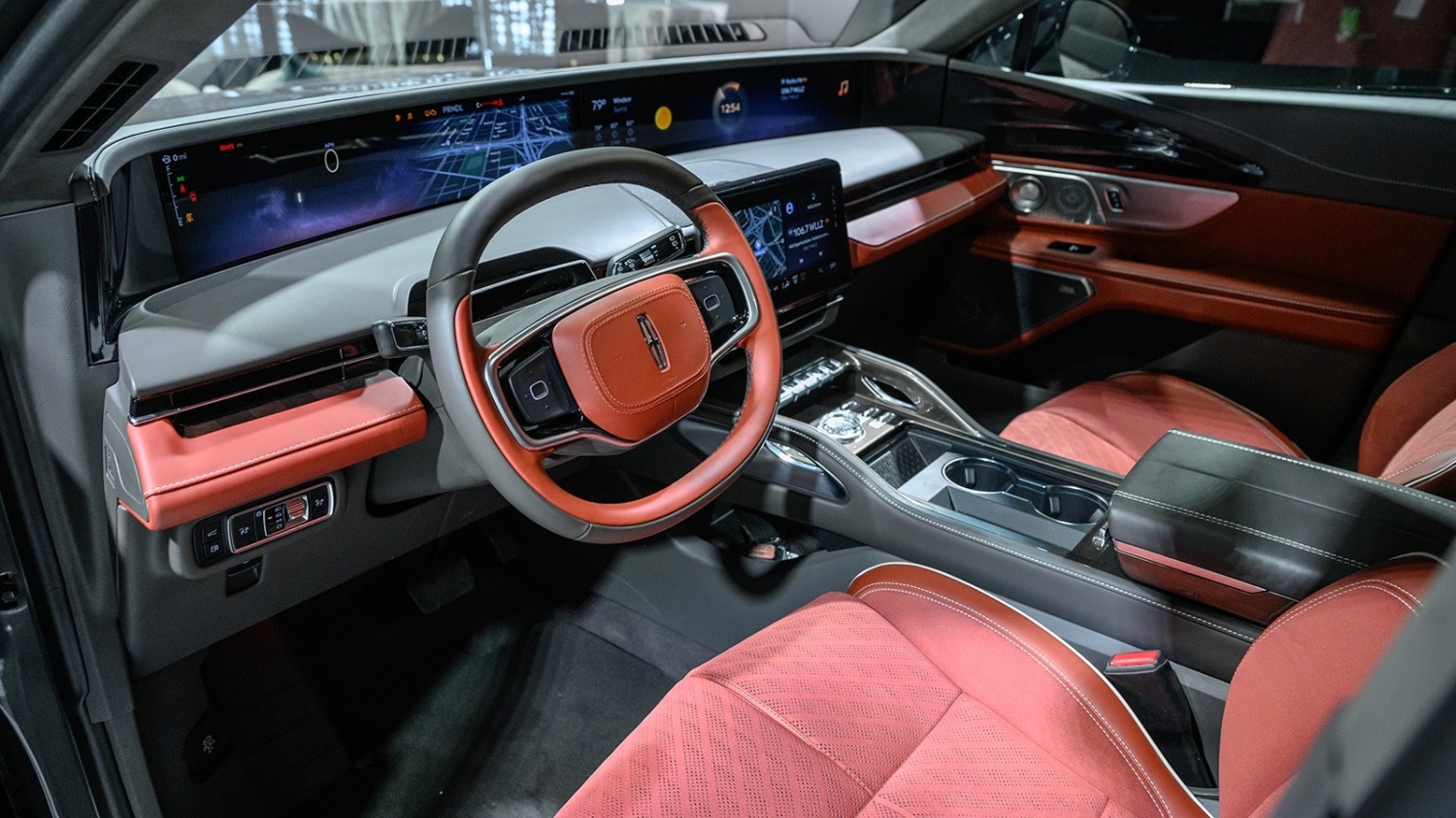 The new 2024 Lincoln Nautilus luxury SUV features 48inch 4K screen