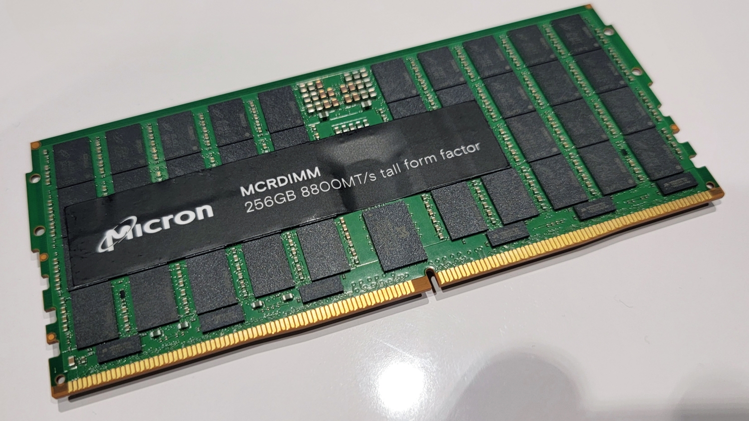 Micron zapowiada długoformatowe układy pamięci DDR5-8800 o pojemności 256 GB dla serwerów nowej generacji