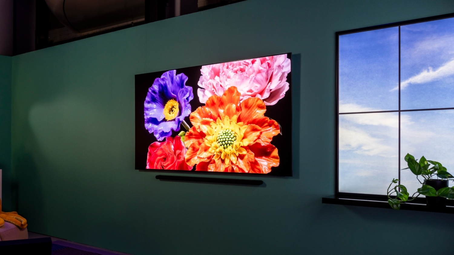 Hands on With Samsung s New S95D Glare Free OLED TV Same Deep Blacks Hands on With Samsung s New S95D Glare Free OLED TV Same Deep Blacks