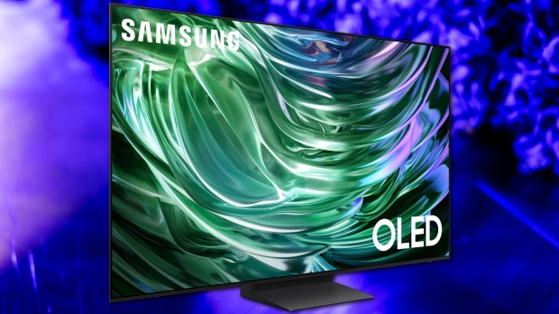 Pratique avec le nouveau téléviseur OLED antireflet S95D de Samsung, mêmes noirs profonds, plus de reflets 05