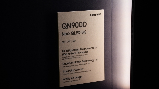 Pratique avec le glorieux téléviseur Neo QLED 8K 2024 de Samsung alimenté par AI 04982