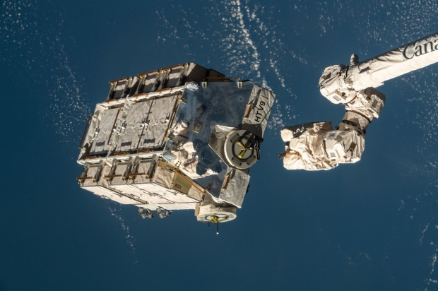 ISSから投棄される貨物パレット