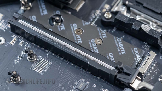 GIGABYTE B650E AORUS PRO X USB4 con armatura PCIe ultra resistente (fonte: Benchlife)