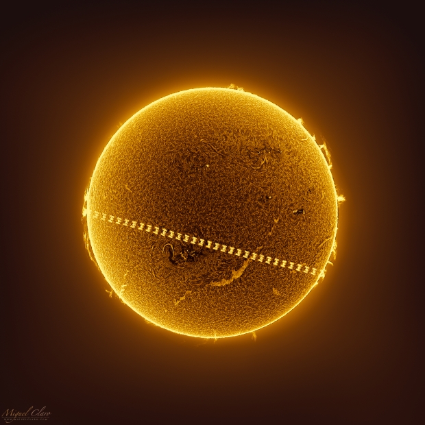 ISS captured passing in front of the Sun in an astonishingly epic video 165615