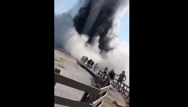 Hydrothermal explosion rocks Yellowstone causing onlookers to run in panic