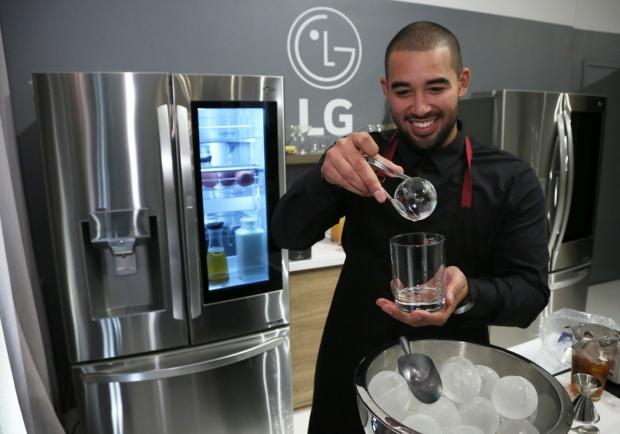 TWO ICONIC 'ICES' HELP INTRODUCE WORLD'S FIRST CRAFT ICE REFRIGERATOR FROM LG 02