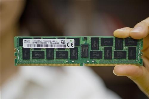 SK Hynix Developed the World's First Highest Density 128 GB DDR4 Module | TweakTown.com SK Hynix Developed the World's First Highest Density 128 GB DDR4 Module | TweakTown.com